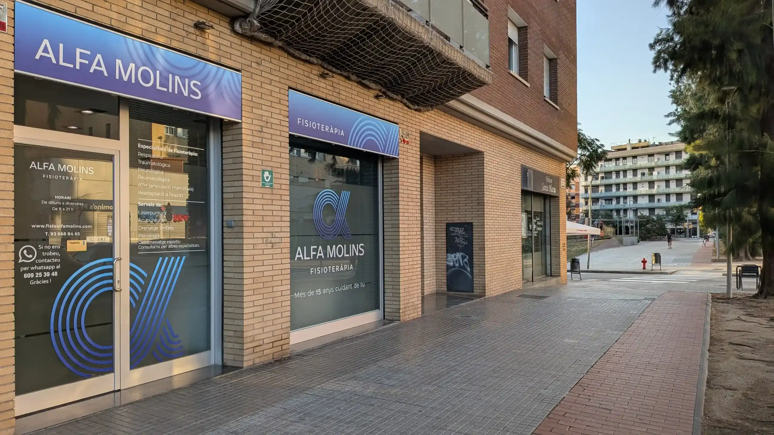Façana del centre Alfa Molins al Passeig del Terraplè de Molins de Rei